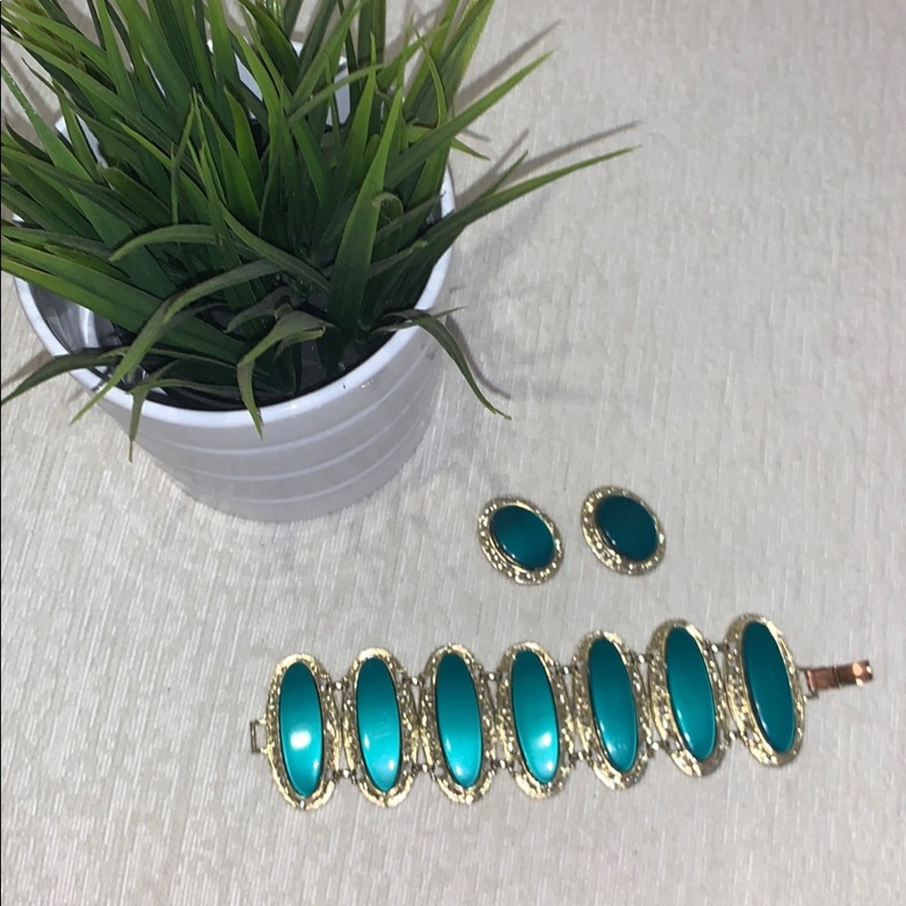 Bracelet and clip earring set emerald green & gold